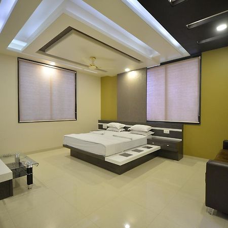 Hotel Radhe Krishna Solapur Exteriör bild