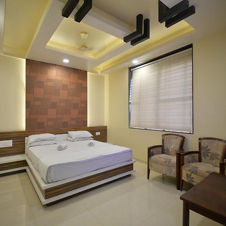 Hotel Radhe Krishna Solapur Exteriör bild