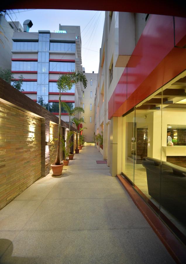 Hotel Radhe Krishna Solapur Exteriör bild