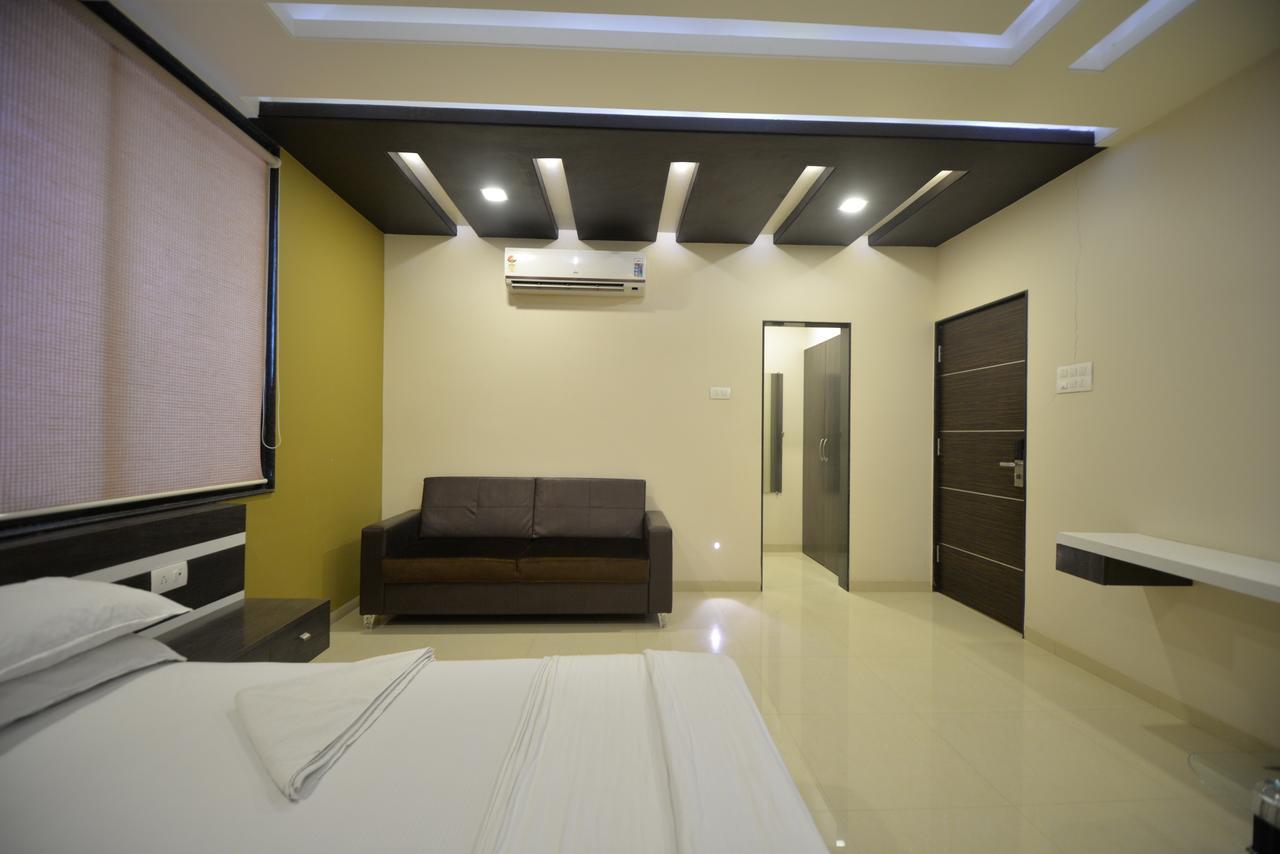 Hotel Radhe Krishna Solapur Exteriör bild