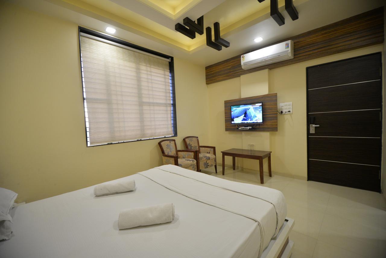 Hotel Radhe Krishna Solapur Exteriör bild