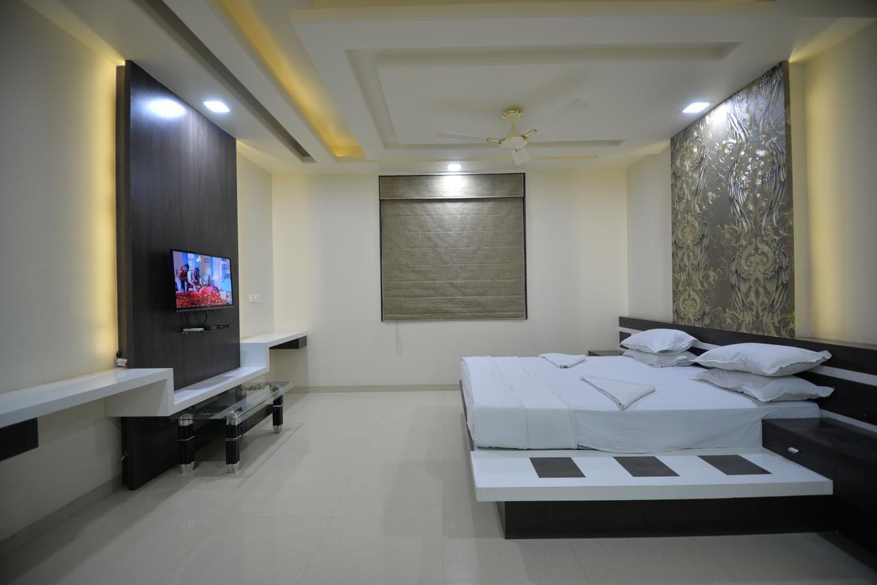 Hotel Radhe Krishna Solapur Exteriör bild