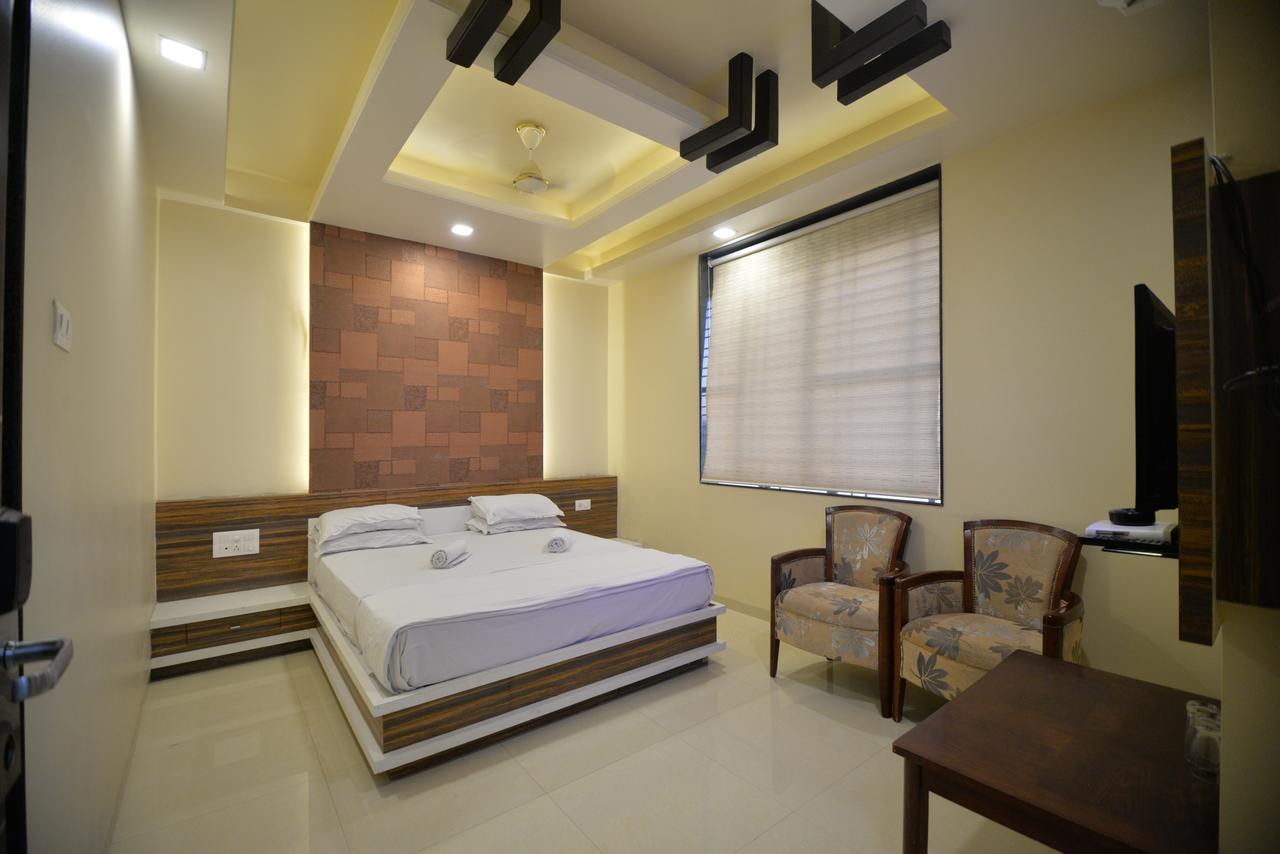 Hotel Radhe Krishna Solapur Exteriör bild