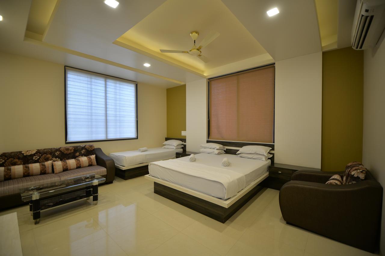 Hotel Radhe Krishna Solapur Exteriör bild